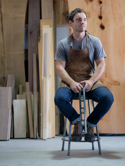 hombre sentado en taburete